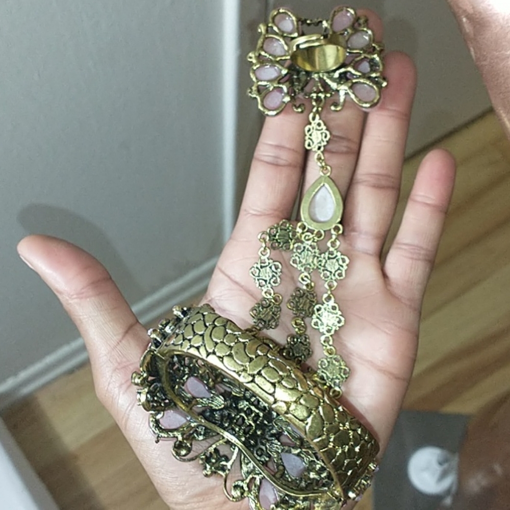 Beautiful rhinestone bracelet and ring attachment - Picture 4 of 4